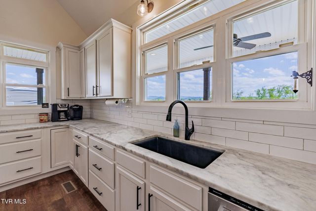 186 Berry Ridge Road, Jonesborough, TN 37659
