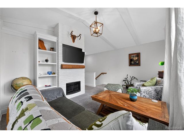 913 7th St, Berthoud, CO 80513