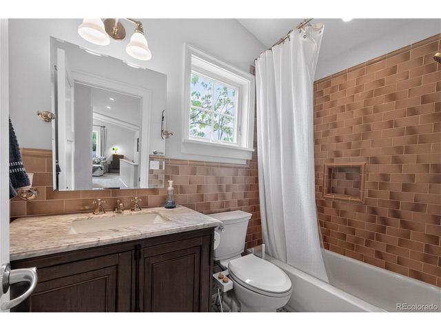 913 7th St, Berthoud, CO 80513