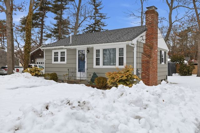 15 14th Ave, Wareham, MA 02571