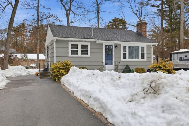 15 14th Ave, Wareham, MA 02571