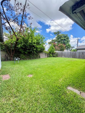 6018 W 43rd Street, Houston, TX 77092