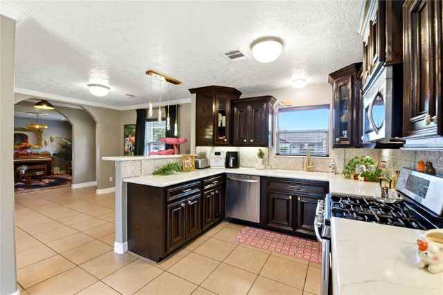 412 Inwood Drive, Baytown, TX 77521