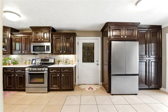 412 Inwood Drive, Baytown, TX 77521