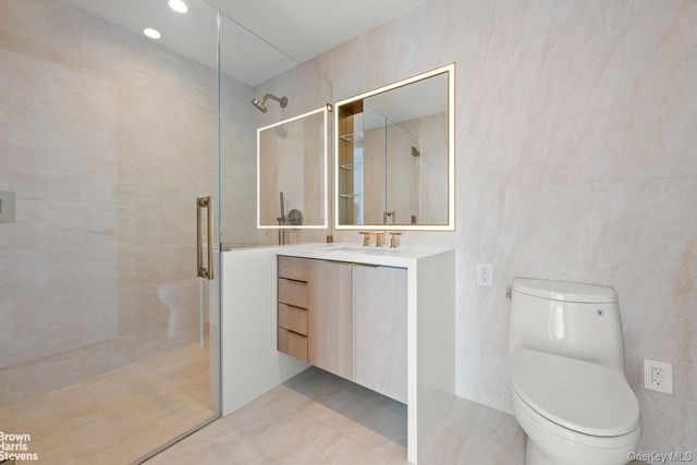3 Court Square 3908, Long Island City, NY 11101