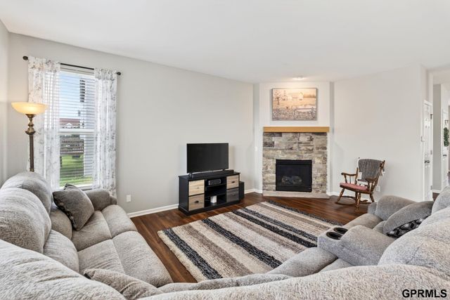 2306 Ridgeview Drive, Papillion, NE 68046