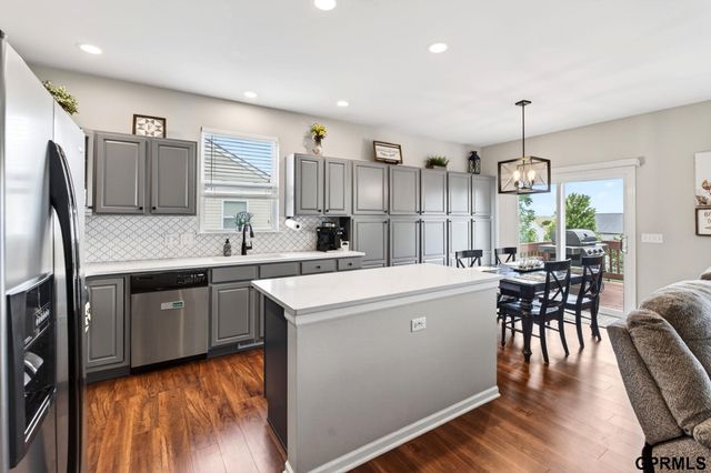 2306 Ridgeview Drive, Papillion, NE 68046
