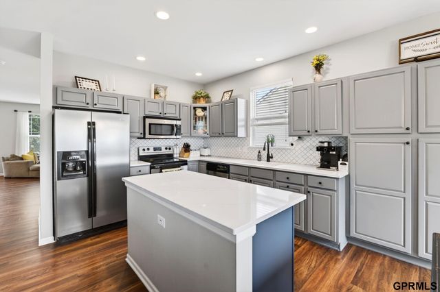 2306 Ridgeview Drive, Papillion, NE 68046
