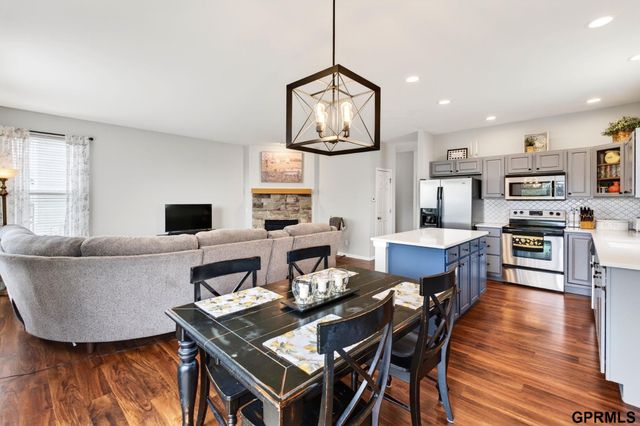 2306 Ridgeview Drive, Papillion, NE 68046