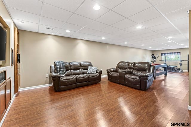2306 Ridgeview Drive, Papillion, NE 68046