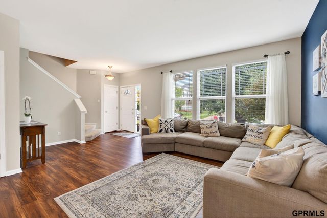 2306 Ridgeview Drive, Papillion, NE 68046