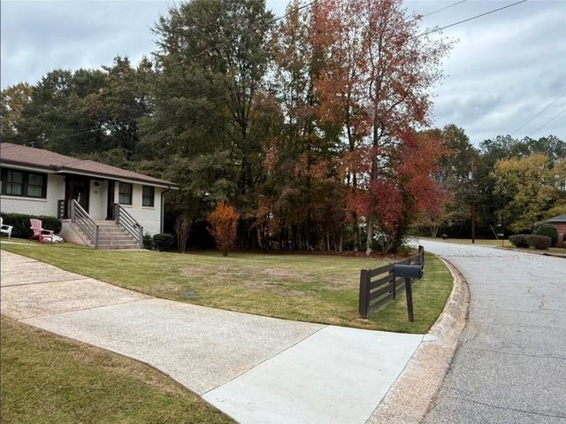 911 LAKE SE Court, Smyrna, GA 30082