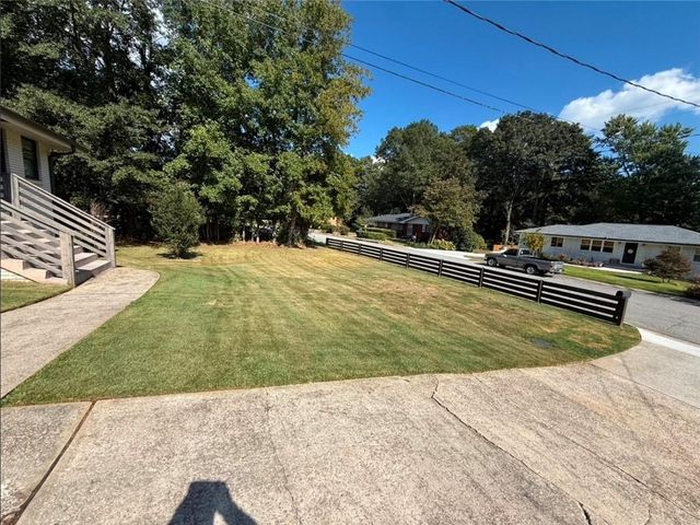 911 LAKE SE Court, Smyrna, GA 30082