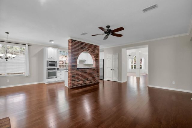 67 E Sterling Pond Circle, The Woodlands, TX 77382