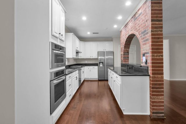 67 E Sterling Pond Circle, The Woodlands, TX 77382