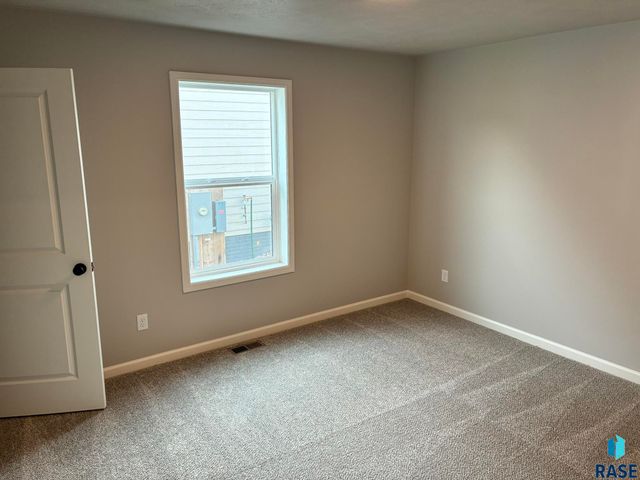 2717 S Copper Creek Ave Avenue, Sioux Falls, SD 57110