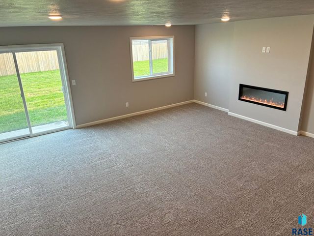 2717 S Copper Creek Ave Avenue, Sioux Falls, SD 57110