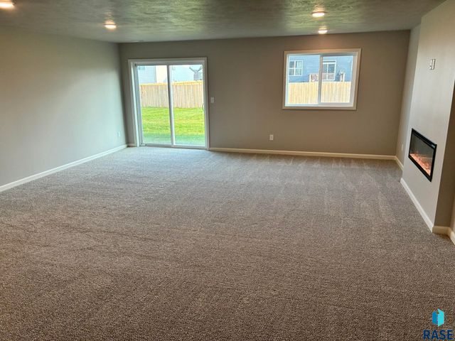 2717 S Copper Creek Ave Avenue, Sioux Falls, SD 57110