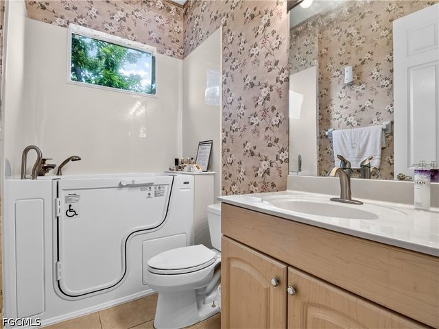 2305 Kismet PKWY W, Cape Coral, FL 33993