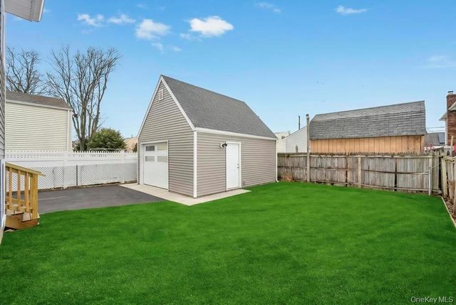 52 Halycon Road, Lindenhurst, NY 11757