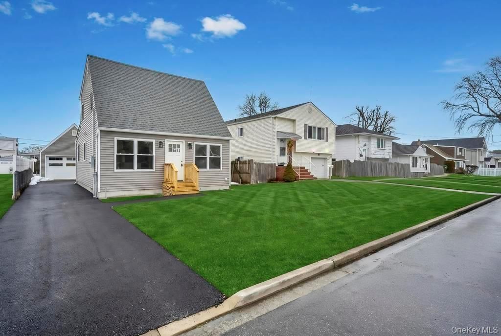 52 Halycon Road, Lindenhurst, NY 11757