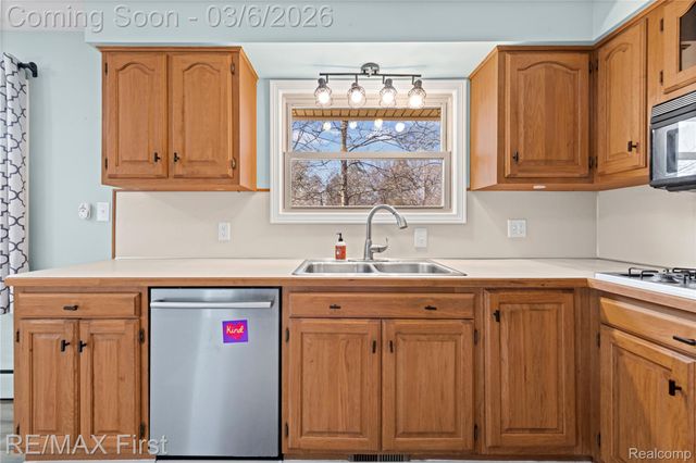 2864 Colonial Trail, Bloomfield Hills, MI 48304