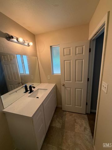 4414 Sun Devils Avenue, Bakersfield, CA 93313