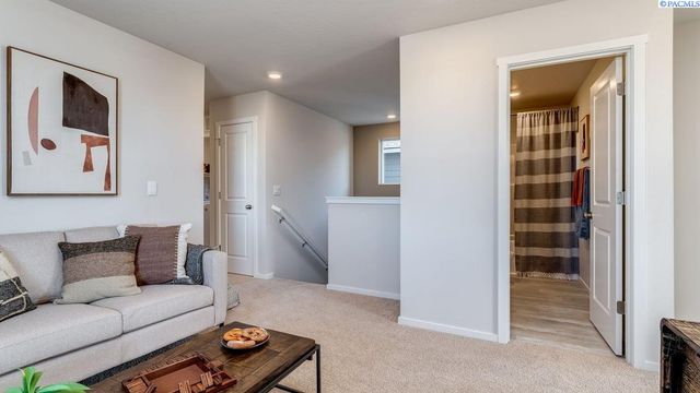 6419 Sandstone Dr, Pasco, WA 99301