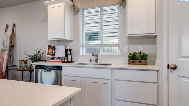 6419 Sandstone Dr, Pasco, WA 99301