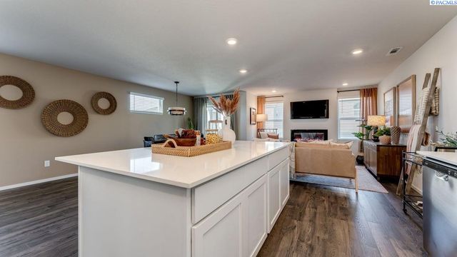 6419 Sandstone Dr, Pasco, WA 99301