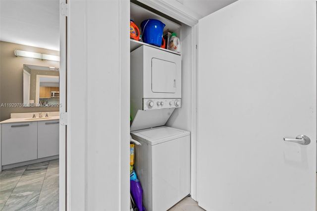 1050 Brickell Ave 1706, Miami, FL 33131