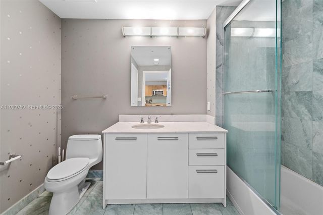 1050 Brickell Ave 1706, Miami, FL 33131