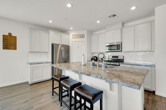 2011 Coffee Creek Way, Plumas Lake, CA 95961