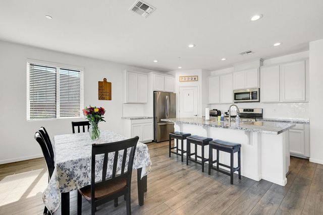 2011 Coffee Creek Way, Plumas Lake, CA 95961