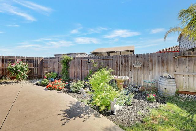 2011 Coffee Creek Way, Plumas Lake, CA 95961