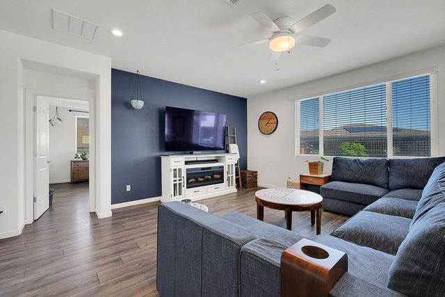 2011 Coffee Creek Way, Plumas Lake, CA 95961