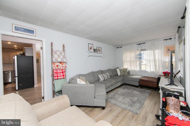 17 QUAY RD, Levittown, PA 19057