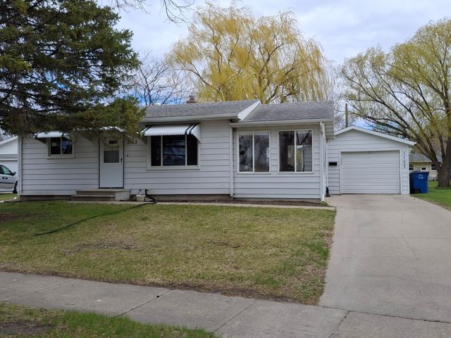 1102 19th Street N, Moorhead, MN 56560