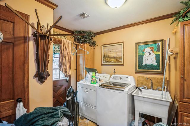17 Washington Avenue, Holtsville, NY 11742