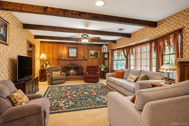 17 Washington Avenue, Holtsville, NY 11742