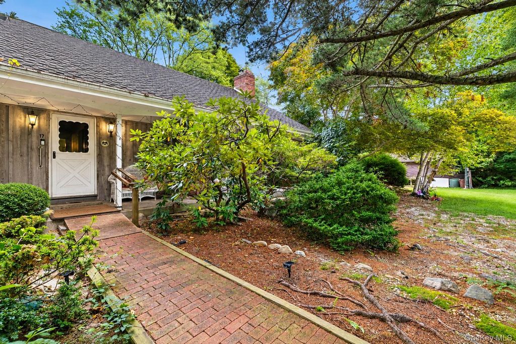 17 Washington Avenue, Holtsville, NY 11742 — exterior