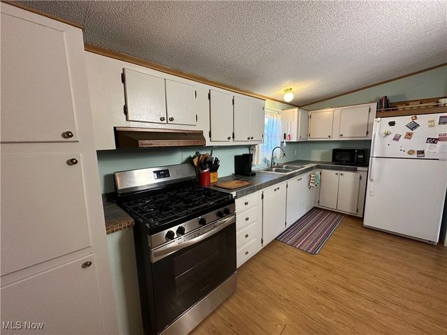 60 Flamingo Avenue, Amherst, OH 44001