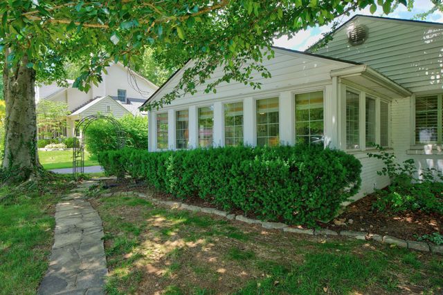 1566 Tates Creek Road, Lexington, KY 40502