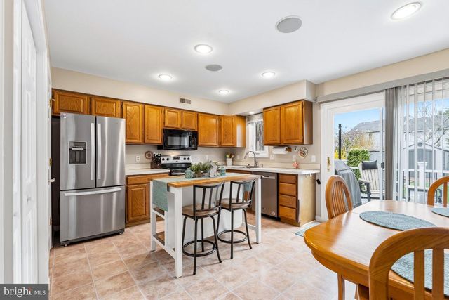 2 GREEN MEADOW CT, Newark, DE 19711
