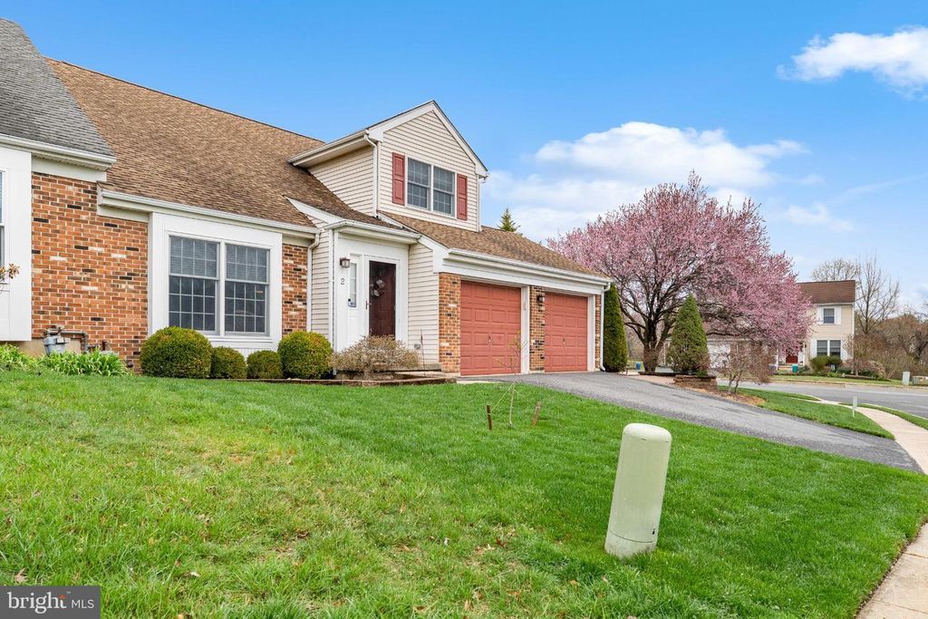 Image 2 of property listing at 2 GREEN MEADOW CT, Newark, DE 19711