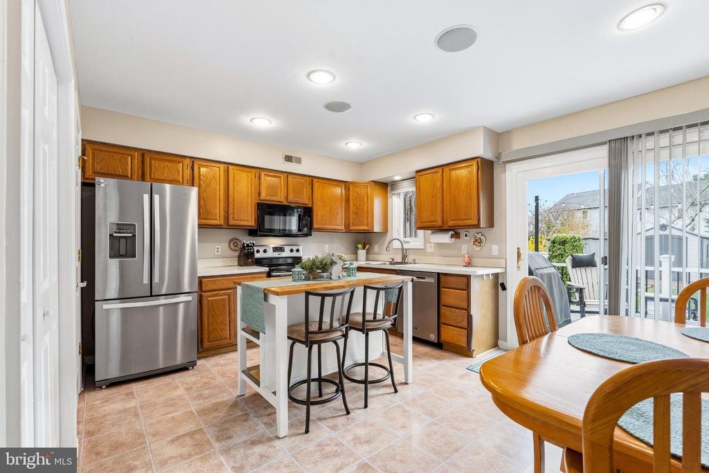 Image 11 of property listing at 2 GREEN MEADOW CT, Newark, DE 19711