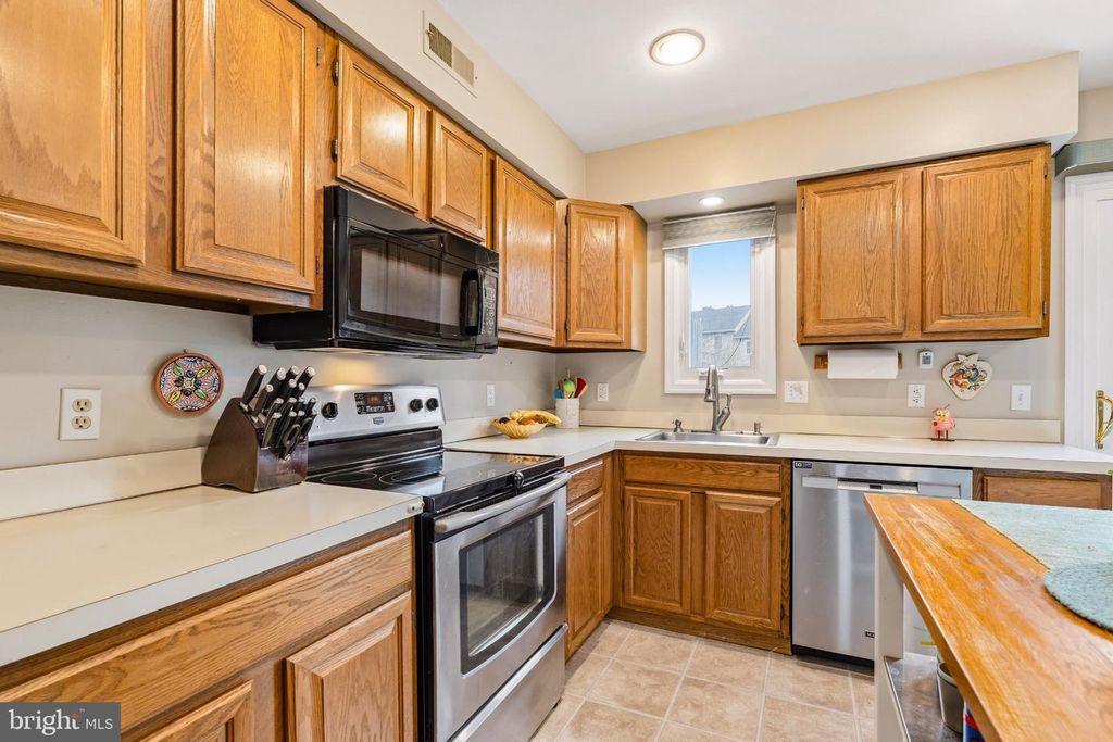 Image 12 of property listing at 2 GREEN MEADOW CT, Newark, DE 19711