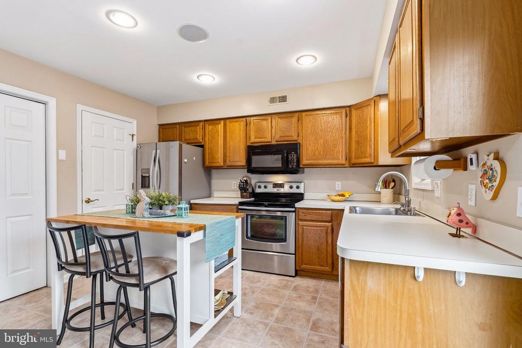 Image 13 of property listing at 2 GREEN MEADOW CT, Newark, DE 19711