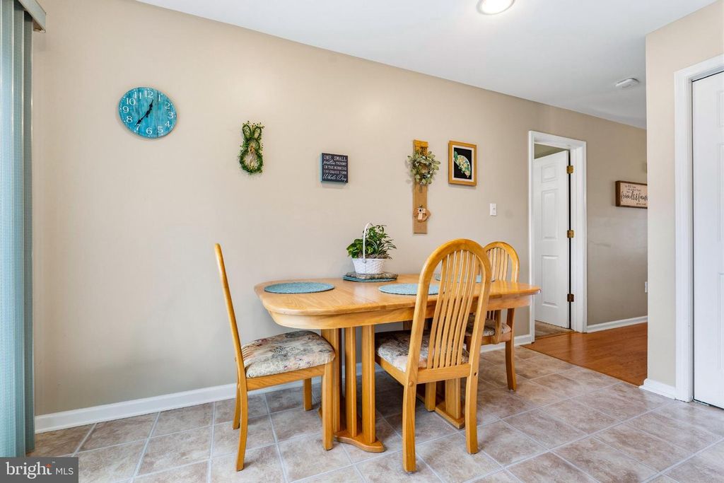 Image 14 of property listing at 2 GREEN MEADOW CT, Newark, DE 19711