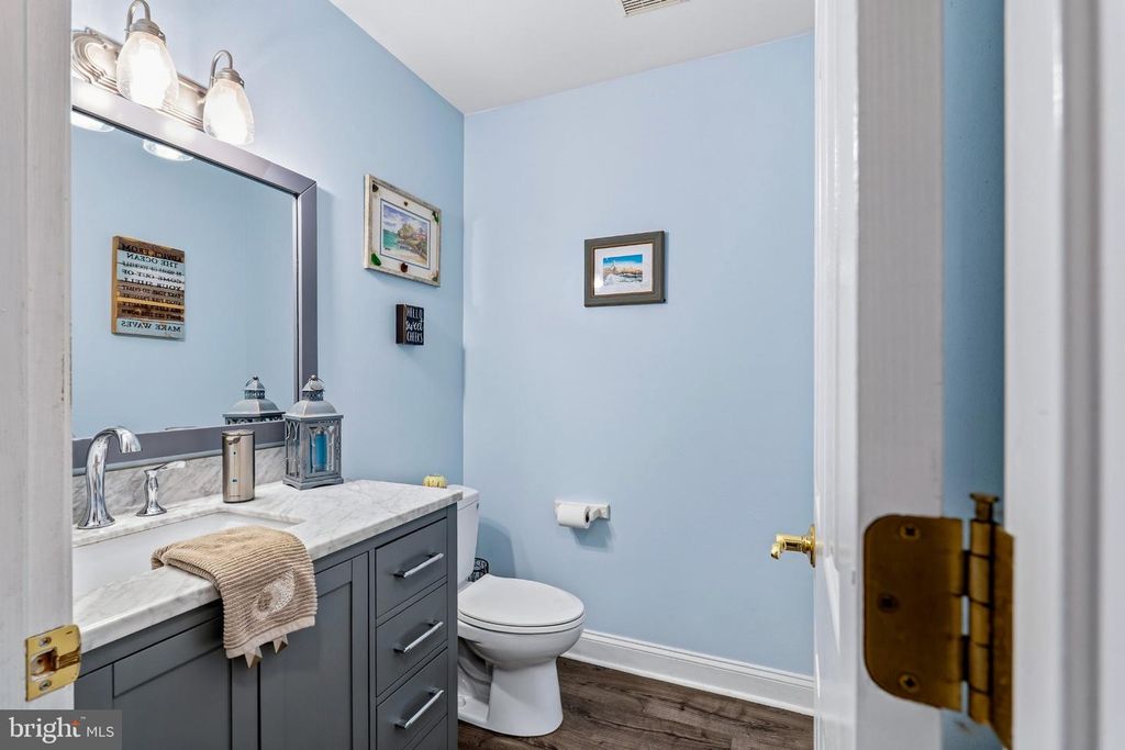 Image 16 of property listing at 2 GREEN MEADOW CT, Newark, DE 19711